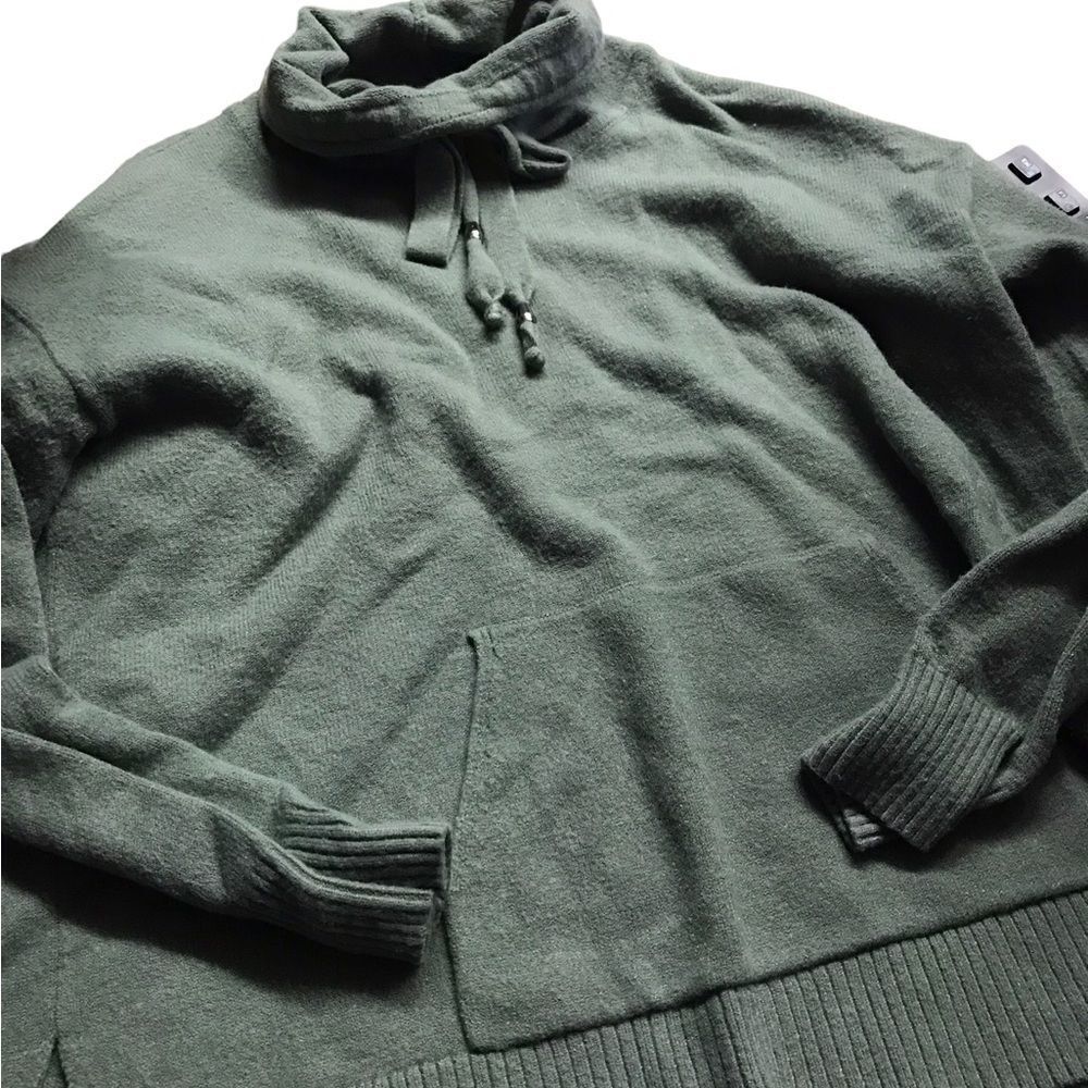 Crown and Ivy size  large sweater excellent condition